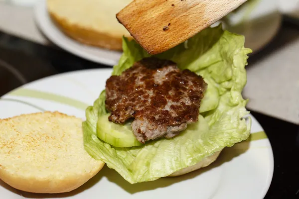 Making burger — Stock Photo, Image