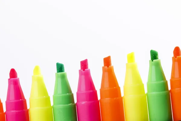 Groep van vilt tip felle kleur markers op witte achtergrond — Stockfoto