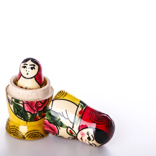 Muñecas rusas Matryoshka Aislado sobre un fondo blanco — Foto de Stock