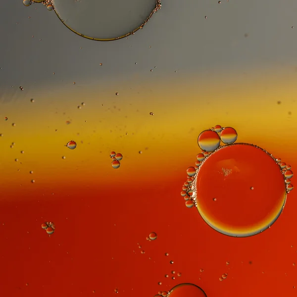 Gotas de aceite en una superficie de agua —  Fotos de Stock