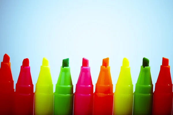 Grupp av filtpenna ljusa färg markörer på vit bakgrund — Stockfoto