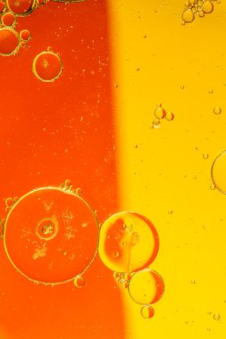 Su yüzeyine yağ damlıyor.