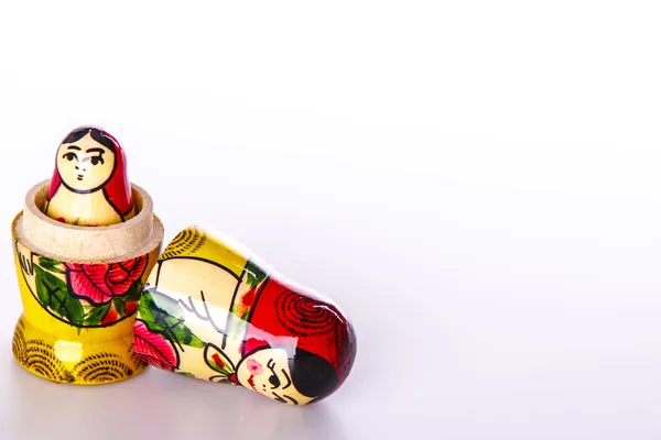 Beyaz bir arka plan üzerinde izole matryoshka Rus bebek