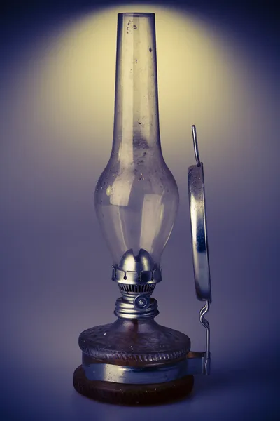 Oude kerosine lamp geïsoleerd op witte achtergrond — Stockfoto