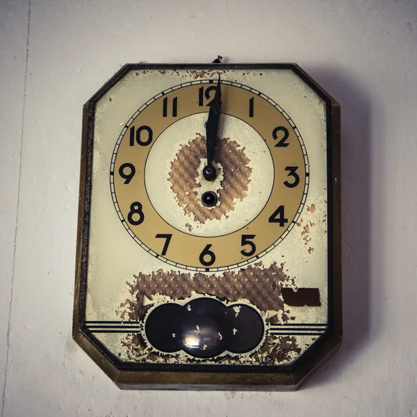 Reloj de pared retro sobre fondo viejo —  Fotos de Stock