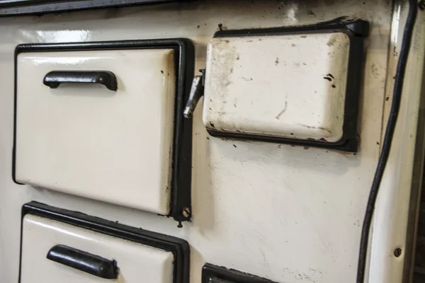 Vecchio forno in metallo bianco — Foto Stock