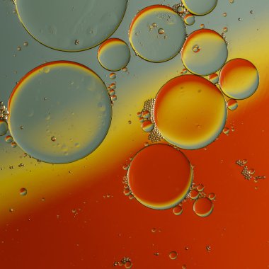 Su yüzeyine yağ damlıyor.