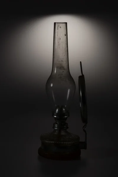 Lámpara de queroseno vieja aislada sobre fondo blanco — Foto de Stock