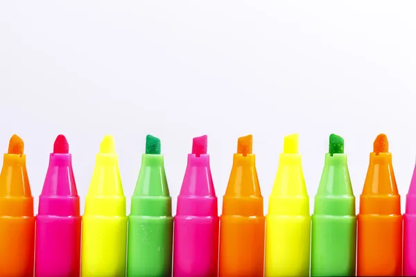 Grupo de marcadores de cor brilhante ponta de feltro no fundo branco — Fotografia de Stock