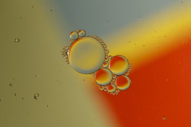 Su yüzeyine yağ damlıyor.