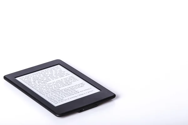 Czarny czytnik ebooków lub tabletka na białym tle — Zdjęcie stockowe