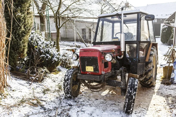 Gamla röda tjeckiska traktor på vintern — Stockfoto