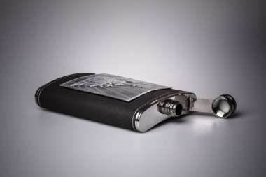 Paslanmaz hip beyaz zemin üzerine izole flask