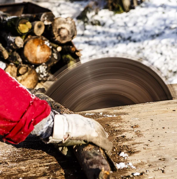 Mann som arbeider med sirkelsag – stockfoto