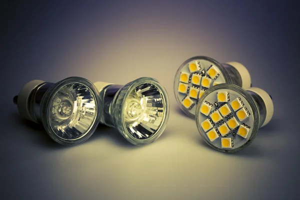 Modern led ampuller ile klasik eski Ampüller