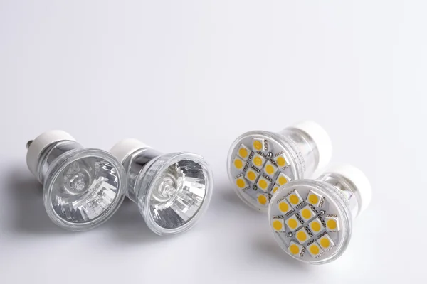 古典的な古い電球とモダンな led の球根 — ストック写真