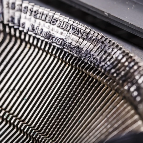 Gros plan de vieilles lettres de machine à écrire — Photo