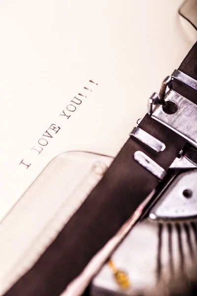 "I love you "message typed by vintage typewriter — стоковое фото