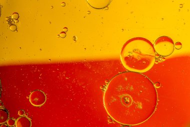 Su yüzeyine yağ damlıyor.