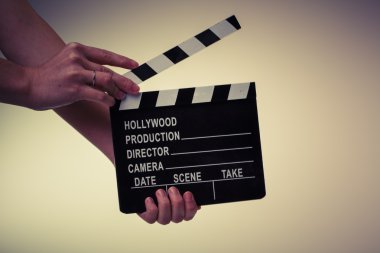 Film sineklik kadının içinde beyaz arka plan üzerinde eller