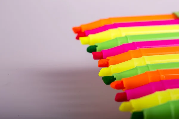 Groep van vilt tip felle kleur markers op witte achtergrond — Stockfoto