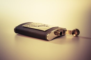 Paslanmaz hip beyaz zemin üzerine izole flask