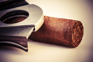 Puro ve beyaz bir arka plan üzerinde kesici