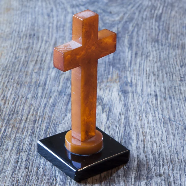 Hermosa cruz vieja con Jesús en el viejo suelo de madera — Foto de Stock