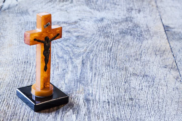 Belle vieille croix avec Jésus sur le vieux plancher de bois — Photo