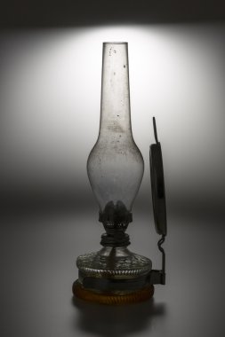 Beyaz arkaplanda izole edilmiş eski gaz lambası