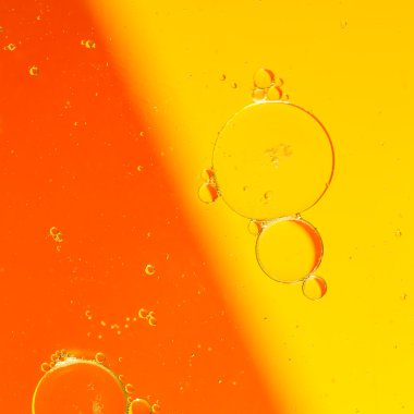 Su yüzeyine yağ damlıyor.