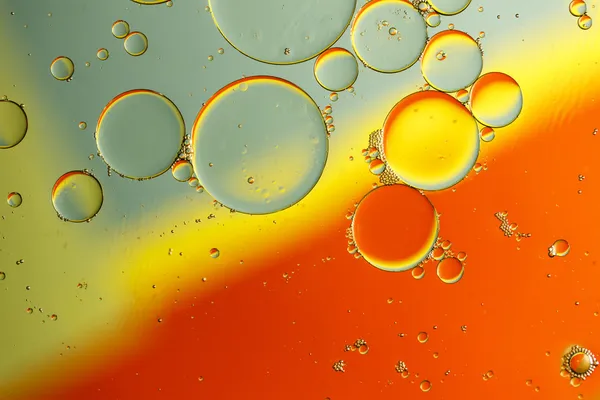 Gocce di olio su una superficie dell'acqua — Foto Stock