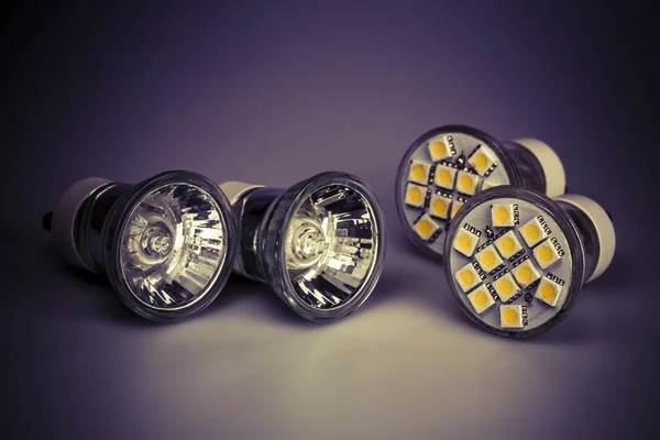 Lâmpadas LED modernas com lâmpadas antigas clássicas — Fotografia de Stock
