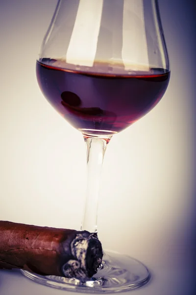 Bellissimo cognac con sigaro cubano su sfondo bianco — Foto Stock