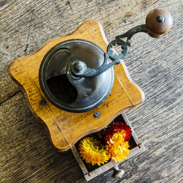 Antika ahşap Kahve değirmeni değirmeni açık çekmecesinde Sarı çiçekli — Stok fotoğraf