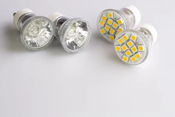 Moderne LED-Lampen mit klassischen alten Glühbirnen — Stockfoto