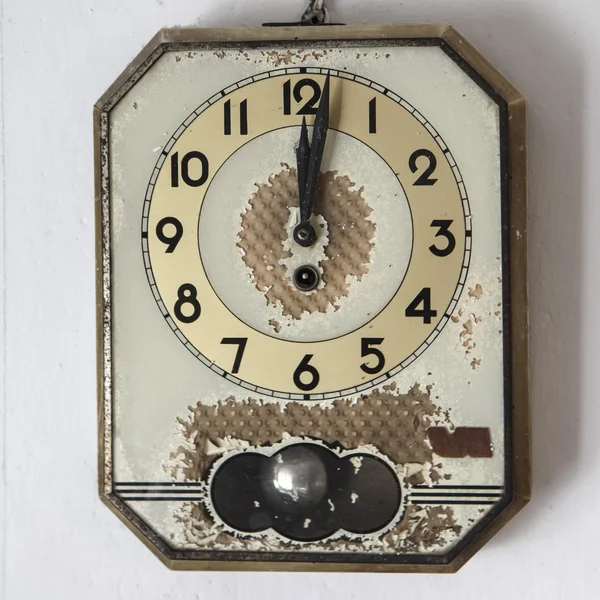 Retro relógio de parede no fundo velho — Fotografia de Stock