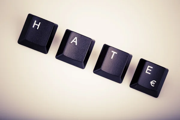 Nienawiść tekst utworzony za pomocą klawiszy klawiatury komputera na białym tle — Zdjęcie stockowe