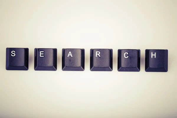 Pesquisa de texto formada com teclas de teclado do computador em backgrou branco — Fotografia de Stock