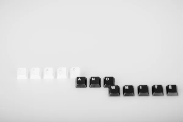 Texto blanco y negro formado con teclas de teclado de ordenador en blanco — Foto de Stock