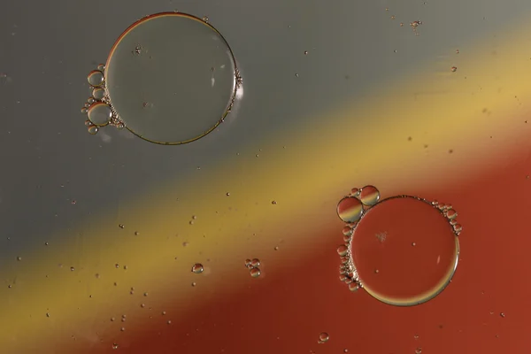 Gotas de óleo em uma superfície de água — Fotografia de Stock