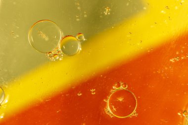 Su yüzeyine yağ damlıyor.