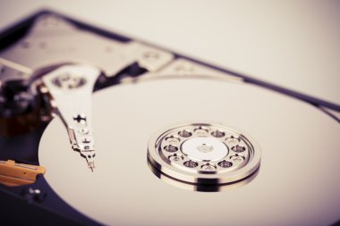 Disk sürücüsü beyaz arkaplanda izole edildi