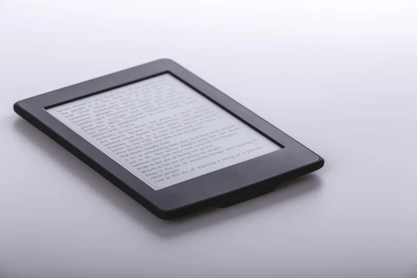 Черная книга читатель или планшет на белом фоне — стоковое фото