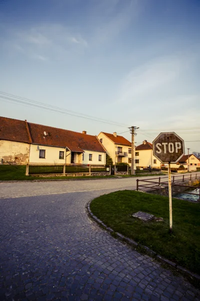 Ein Foto alter tschechischer Häuser und Stoppschilder — Stockfoto