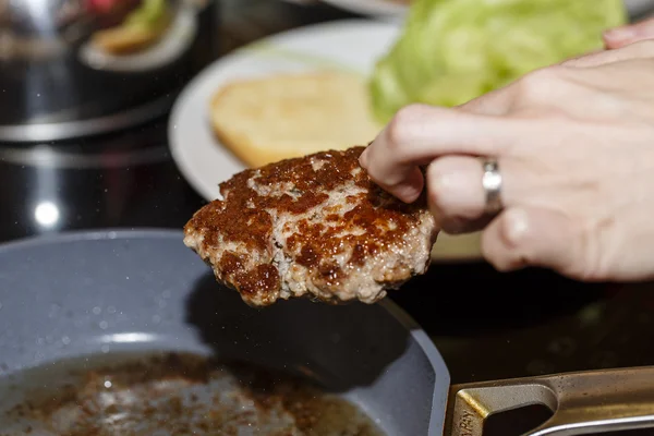 Hamburger maken — Stockfoto