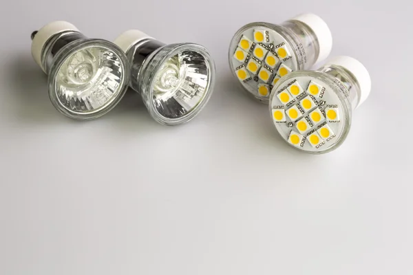 Modern led ampuller ile klasik eski Ampüller — Stok fotoğraf