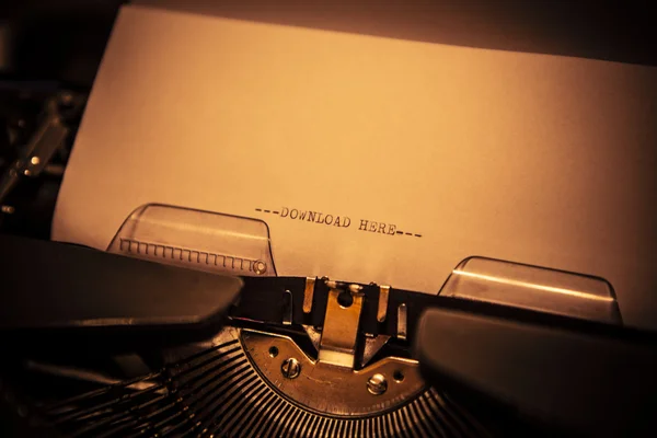 Alte Schreibmaschine mit Text hier herunterladen — Stockfoto