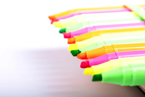 Groep van vilt tip felle kleur markers op witte achtergrond — Stockfoto