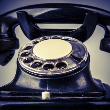 toz ve çizikleri beyaz arka plan üzerinde eski siyah telefon
